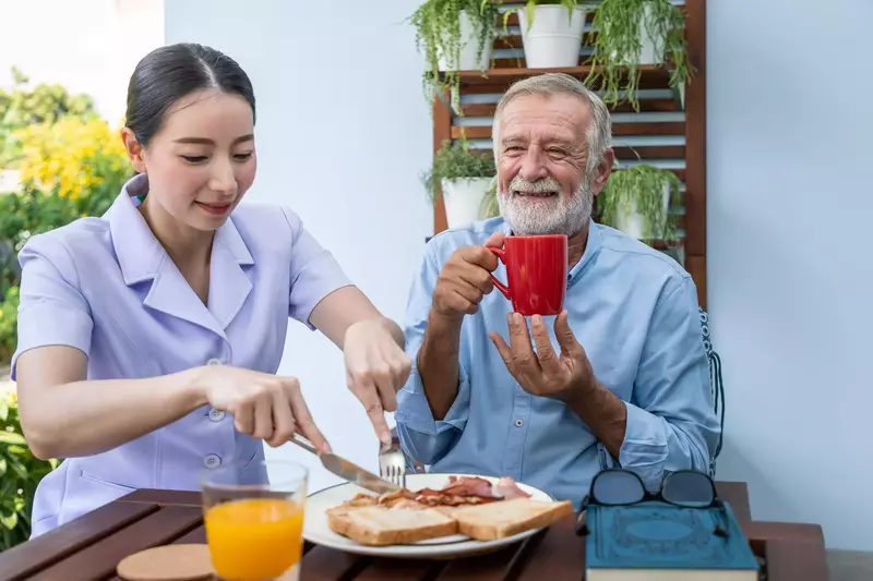 Jasa Perawat Lansia (Caregiver) Visit ke Rumah dengan Carepro